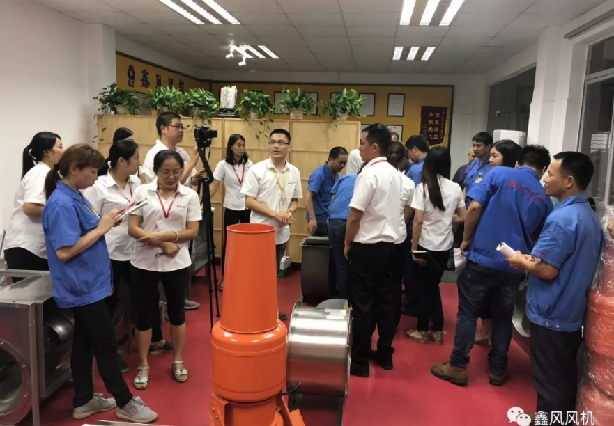 現(xiàn)場(chǎng)對(duì)產(chǎn)品進(jìn)行深入解說(shuō) 現(xiàn)場(chǎng)對(duì)產(chǎn)品進(jìn)行深入解說(shuō)